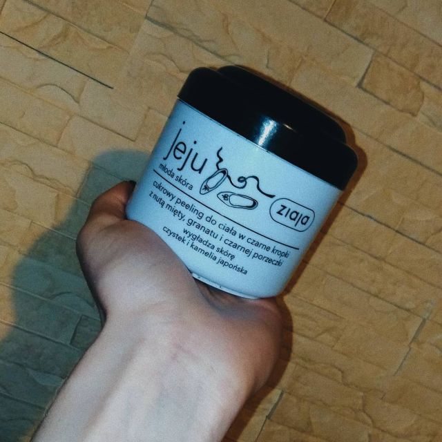Ziaja Jeju, Młoda skóra, Peeling do ciała, W czarne kropki, Cukrowy