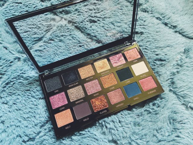 Paletka cieni do powiek revolution pro regeneration Bronze Age