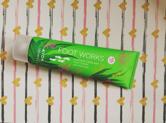 Avon Foot Works, Krem do stóp, Zmiękczający zrogowacenia i odciski, Z kwasami AHA