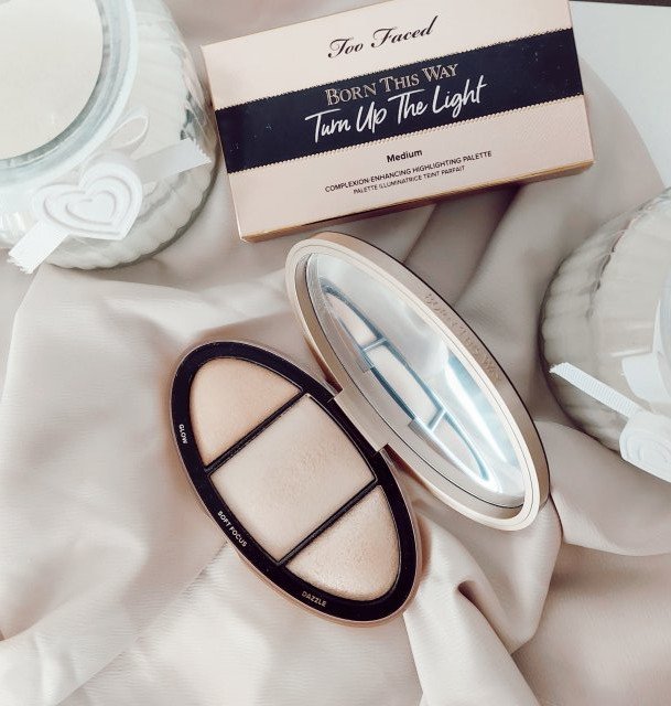 Too Faced Born This Way, Turn Up The Light, Paletka rozświetlaczy do twarzy, Medium