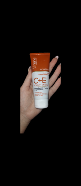 Lirene Dermoprogram, C + E Vitamin Energy, Peeling do twarzy, Enzymatyczny, Rewitalizujący
