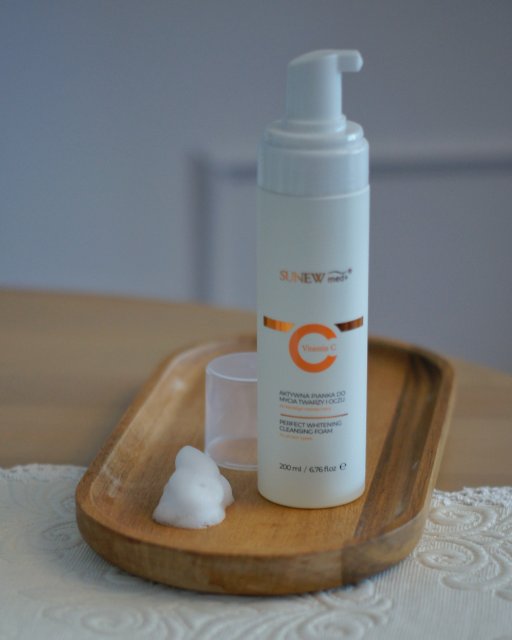 Sunew, Med, Perfect Whitening Cleansing Foam (Aktywna pianka do mycia twarzy i oczu z witaminą C)