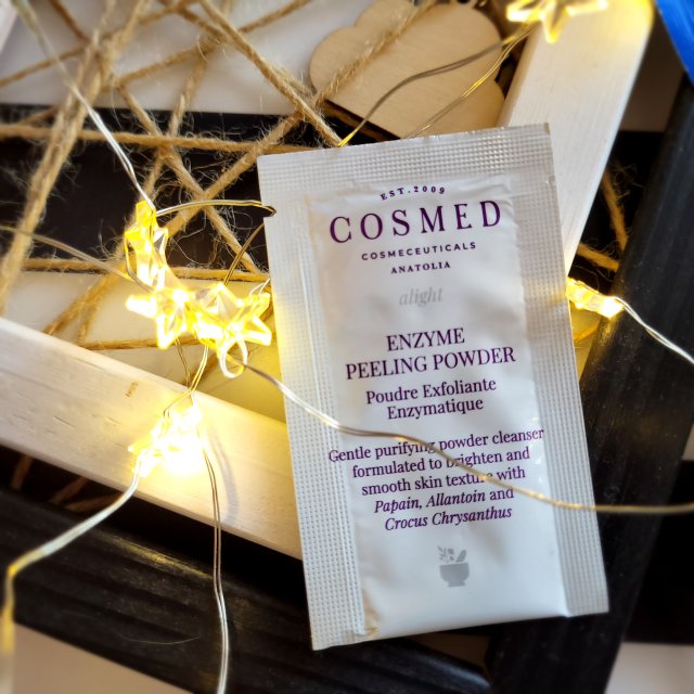 Cosmed alight, Puder peelingujący, Enzymatyczny, Z papainą, alantoiną i krokusem chrysanthus