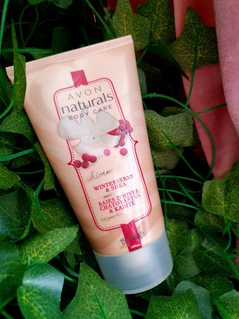 Avon Naturals Shimmering Rozświetlający balsam z drobinkami Winterberry & Shea