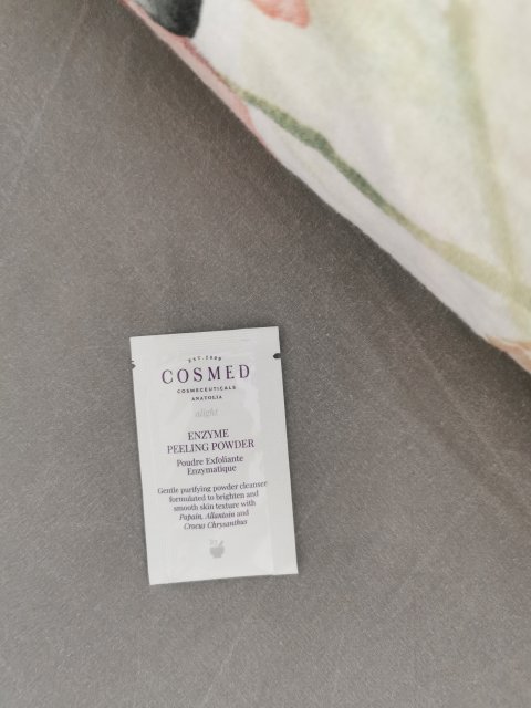 Cosmed alight, Puder peelingujący, Enzymatyczny, Z papainą, alantoiną i krokusem chrysanthus