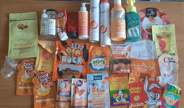 Denkowanie część druga :) Grudzień, kosmetyki w świątecznych opakowaniach lub w świątecznych kolorach: czerwonym, zielonym i złotym 