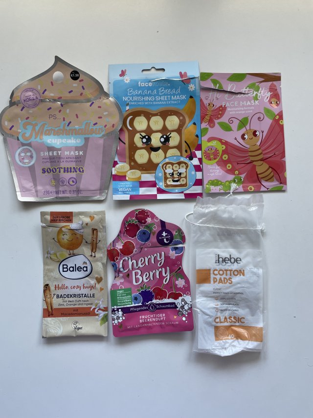 Denkowanie część druga :) Grudzień, kosmetyki w świątecznych opakowaniach lub w świątecznych kolorach: czerwonym, zielonym i złotym 