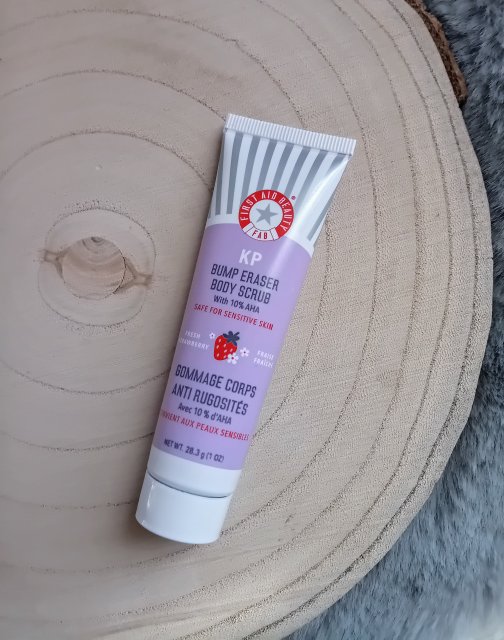 First Aid Beauty KP Bump Eraser Fresh Strawberry Body Scrub with 10% AHA, peeling do ciała