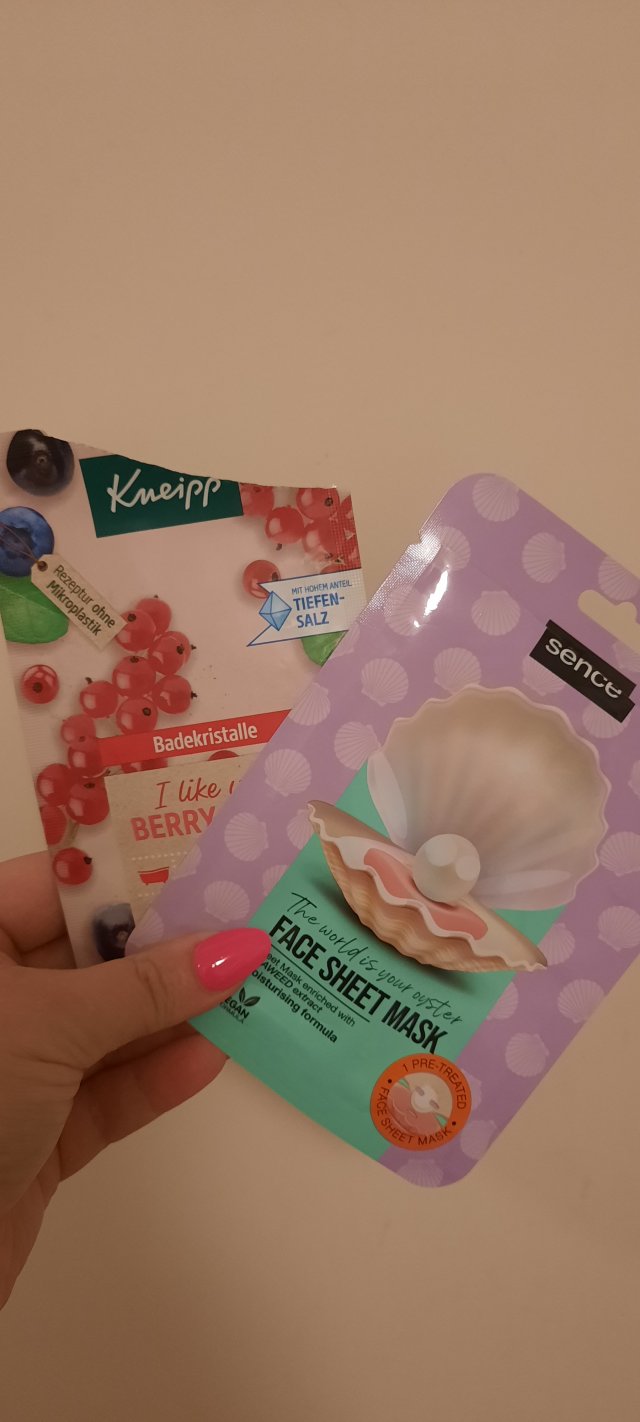 Denkowanie część druga :) Grudzień, kosmetyki w świątecznych opakowaniach lub w świątecznych kolorach: czerwonym, zielonym i złotym 