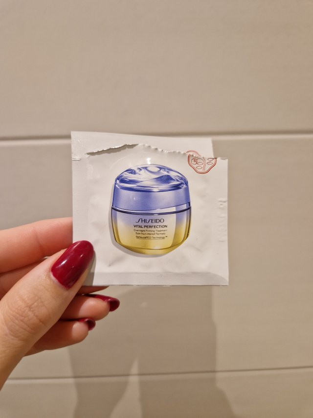 Denkowanie część druga :) Grudzień, kosmetyki w świątecznych opakowaniach lub w świątecznych kolorach: czerwonym, zielonym i złotym 