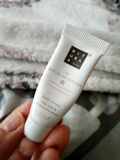 Denkowanie część druga :) Grudzień, kosmetyki w świątecznych opakowaniach lub w świątecznych kolorach: czerwonym, zielonym i złotym 