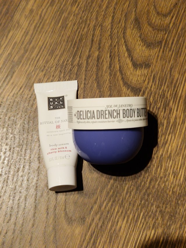 Denkowanie część druga :) Grudzień, kosmetyki w świątecznych opakowaniach lub w świątecznych kolorach: czerwonym, zielonym i złotym 