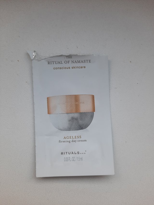 Denkowanie część druga :) Grudzień, kosmetyki w świątecznych opakowaniach lub w świątecznych kolorach: czerwonym, zielonym i złotym 