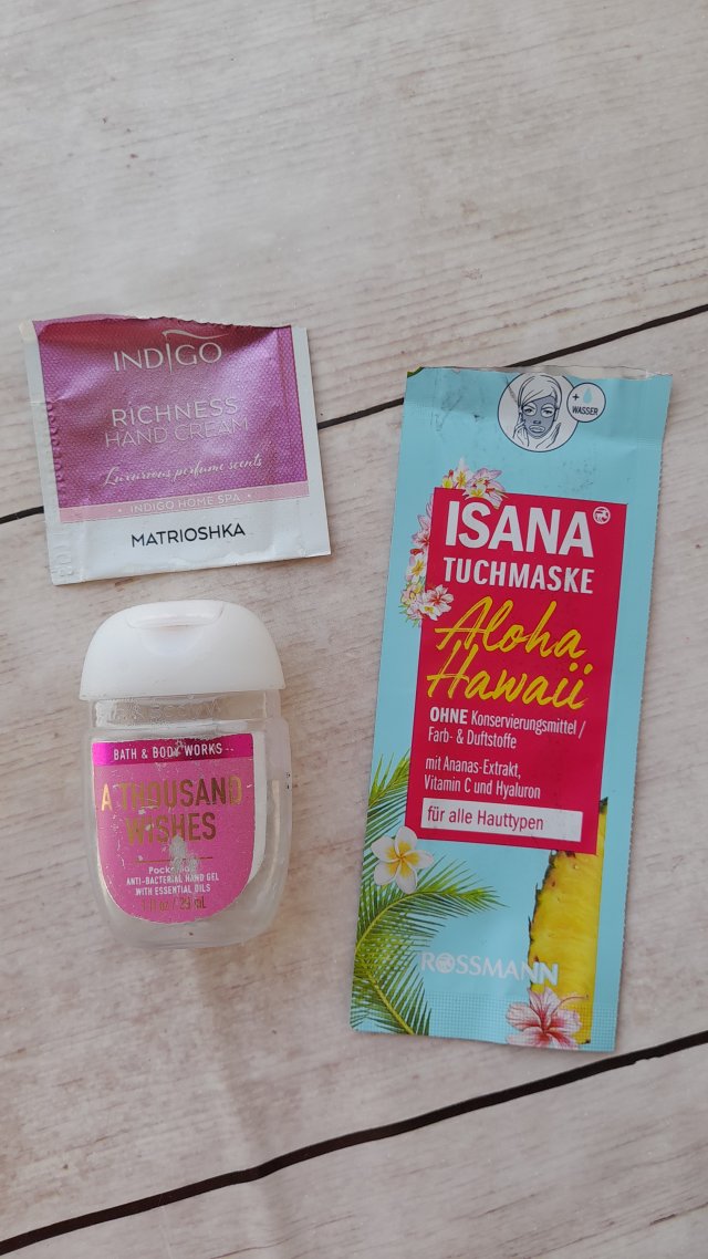 Denkowanie część druga :) Grudzień, kosmetyki w świątecznych opakowaniach lub w świątecznych kolorach: czerwonym, zielonym i złotym 