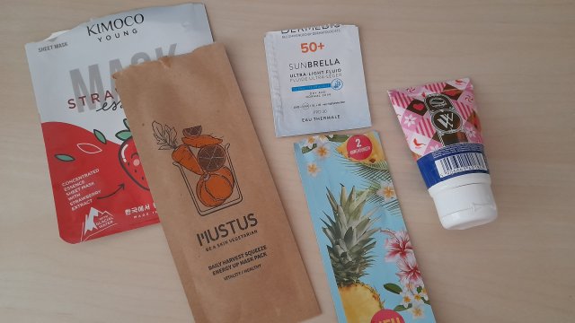 Denkowanie część druga :) Grudzień, kosmetyki w świątecznych opakowaniach lub w świątecznych kolorach: czerwonym, zielonym i złotym 