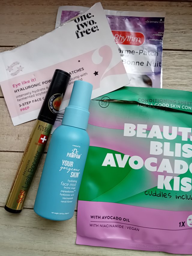 Denkowanie część druga :) Grudzień, kosmetyki w świątecznych opakowaniach lub w świątecznych kolorach: czerwonym, zielonym i złotym 