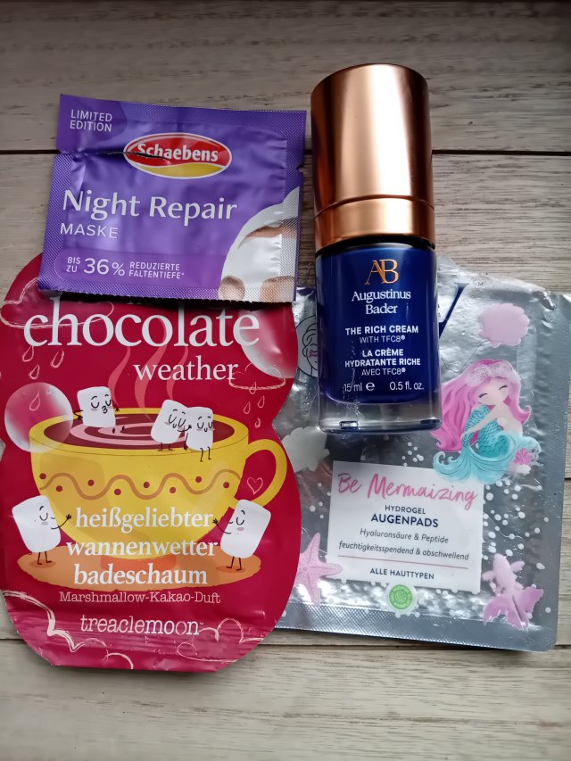 Denkowanie część druga :) Grudzień, kosmetyki w świątecznych opakowaniach lub w świątecznych kolorach: czerwonym, zielonym i złotym 