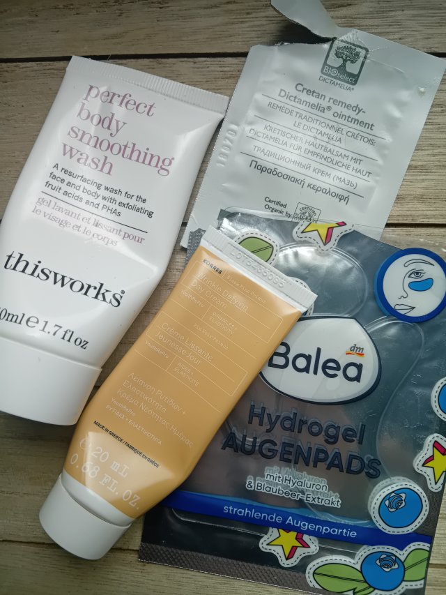 Denkowanie część druga :) Grudzień, kosmetyki w świątecznych opakowaniach lub w świątecznych kolorach: czerwonym, zielonym i złotym 