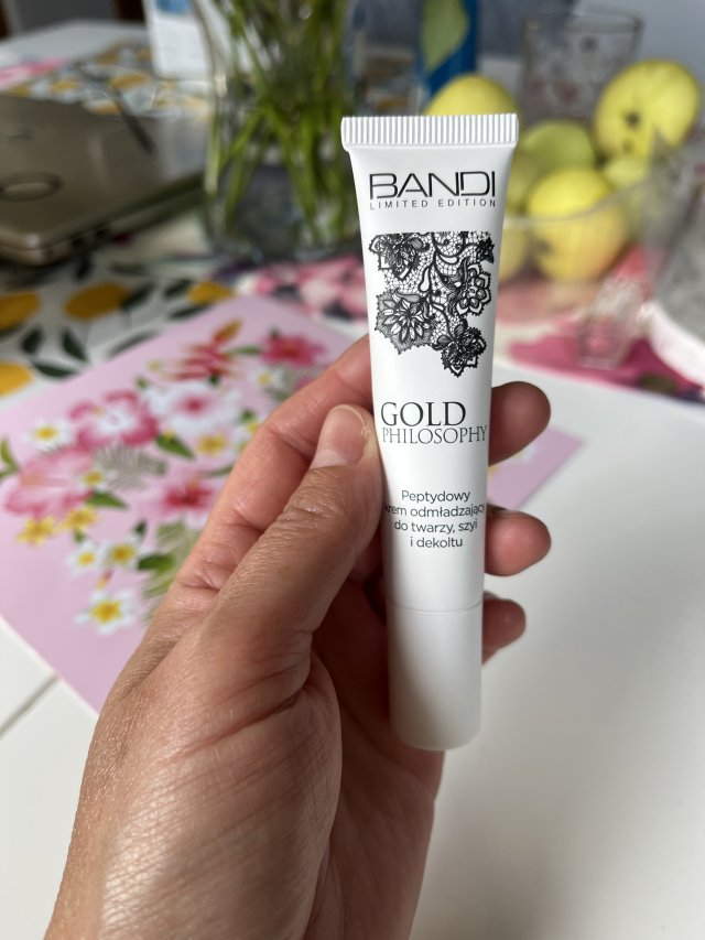 Denkowanie część druga :) Grudzień, kosmetyki w świątecznych opakowaniach lub w świątecznych kolorach: czerwonym, zielonym i złotym 