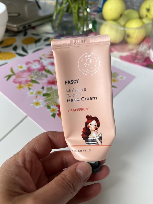 Denkowanie część druga :) Grudzień, kosmetyki w świątecznych opakowaniach lub w świątecznych kolorach: czerwonym, zielonym i złotym 