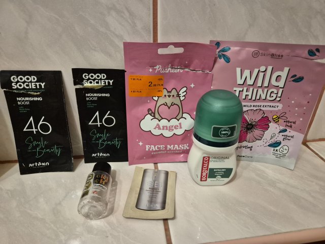 Denkowanie część druga :) Grudzień, kosmetyki w świątecznych opakowaniach lub w świątecznych kolorach: czerwonym, zielonym i złotym 