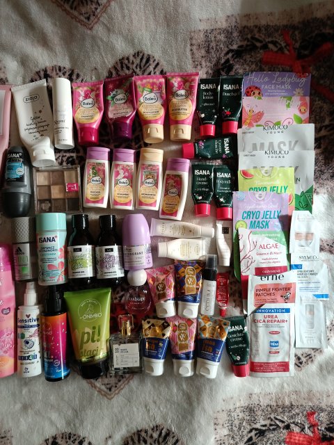 Denkowanie część druga :) Grudzień, kosmetyki w świątecznych opakowaniach lub w świątecznych kolorach: czerwonym, zielonym i złotym 