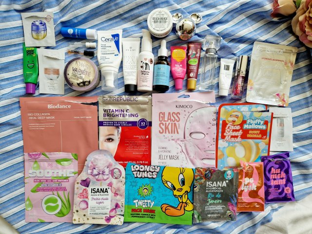 Denkowanie część druga :) Grudzień, kosmetyki w świątecznych opakowaniach lub w świątecznych kolorach: czerwonym, zielonym i złotym 