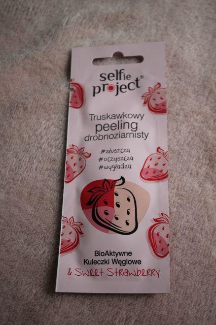 Selfie Project Peeling do twarzy, Drobnoziarnisty, BioAktywne kuleczki węglowe, Truskawkowy