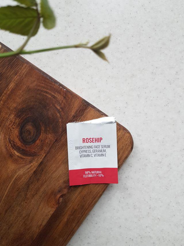 Iossi Serum do twarzy, Rozświetlające, Dzika róża, geranium, cyprys, witamina E i C