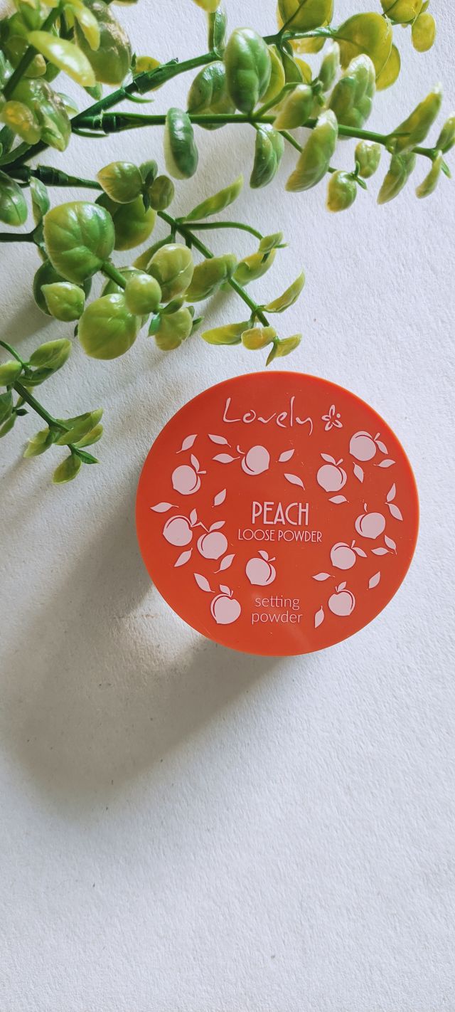 Lovely Peach Loose Powder, Puder do twarzy, Transparentny, O delikatnym brzoskwiniowym kolorze