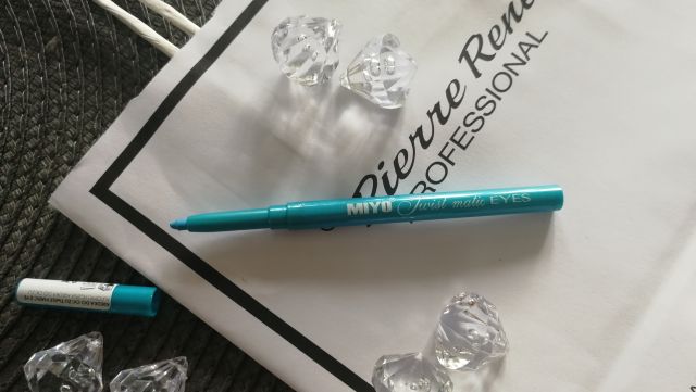 Metaliczną kredka do oczu