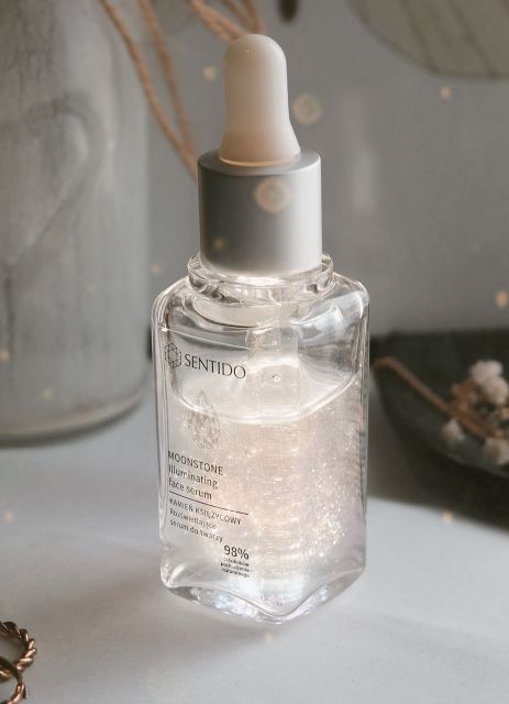 Rozświetlające serum do twarzy Kamień Księżycowy od Sentido