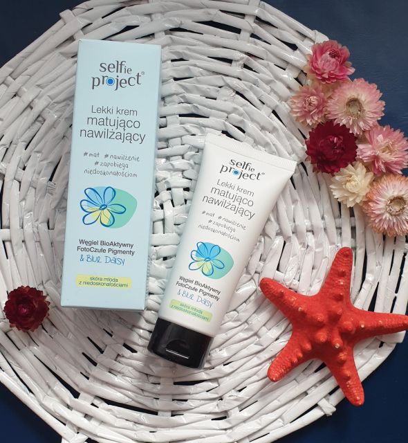 Selfie Project Krem do twarzy, Lekki, Matująco - nawilżający, Węgiel BioAktywny i FotoCzułe pigmenty & Blue Daisy, Skóra młoda z niedoskonałościami