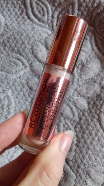 Makeup Revolution Conceal and Define, Korektor pod oczy, nr C4