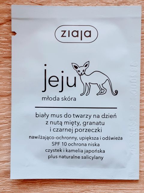 Ziaja Jeju, Młoda skóra, Biały mus do twarzy, Na dzień, Z nutą mięty, granatu i czarnej porzeczki, Nawilżająco-ochronny, SPF 10