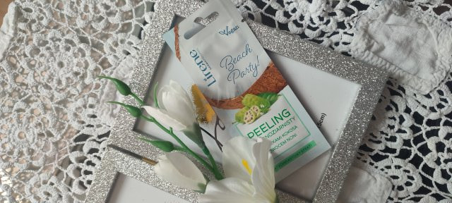 Lirene Beach Party, Peeling drobnoziarnisty do twarzy, Z wiórkami kokosa i owocem noni