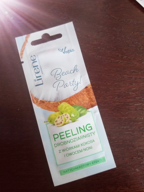 Lirene Beach Party, Peeling drobnoziarnisty do twarzy, Z wiórkami kokosa i owocem noni