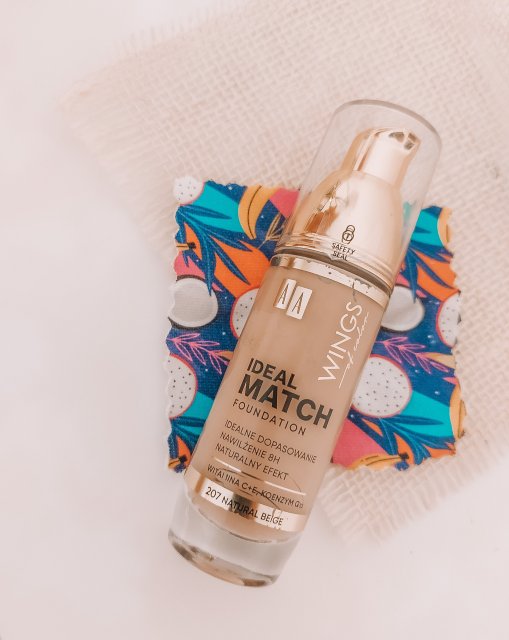 AA Wings Of Color, Ideal Match, Podkład do twarzy z witaminami E i C, nr 207 Natural Beige