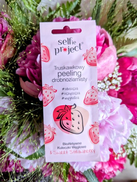 Selfie Project Peeling do twarzy, Drobnoziarnisty, BioAktywne kuleczki węglowe, Truskawkowy