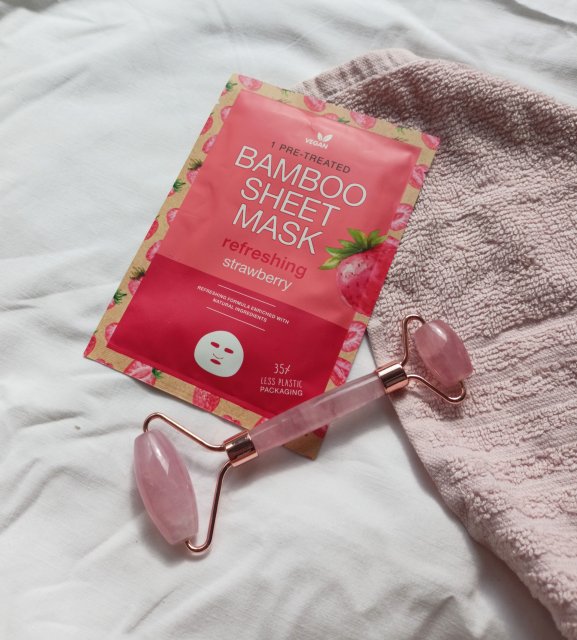 Maxbrands Marketing B.V. Bamboo Sheet Mask, Maseczka do twarzy w płacie, Strawberry, Odświeżająca