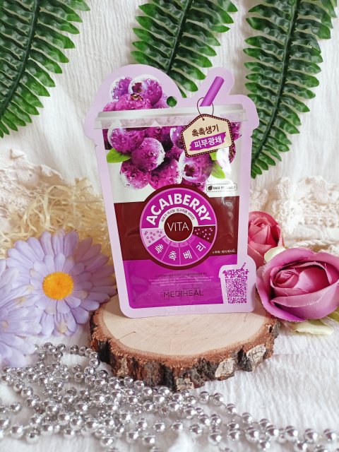 Jagodowa maseczka na tkaninie