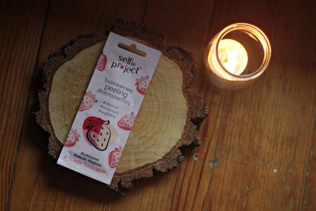 Selfie Project Peeling do twarzy, Drobnoziarnisty, BioAktywne kuleczki węglowe, Truskawkowy