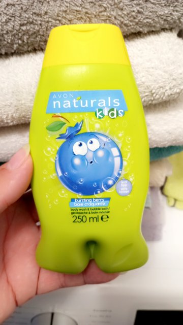 Avon Naturals Kids, Płyn do mycia ciała i kąpieli, Jagoda 