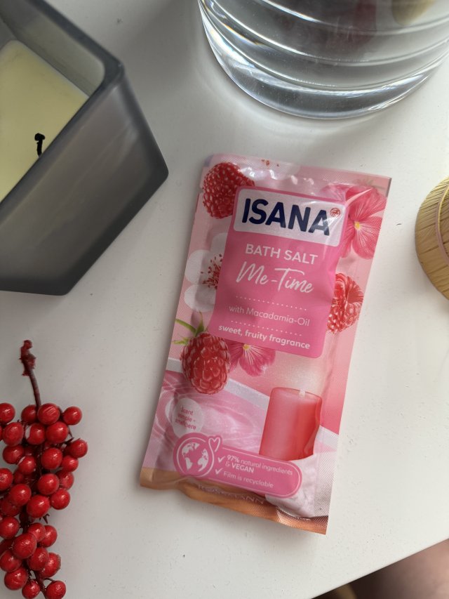 Isana Sól do kąpieli, Me-Time, Zapach malin i olejku macadamia