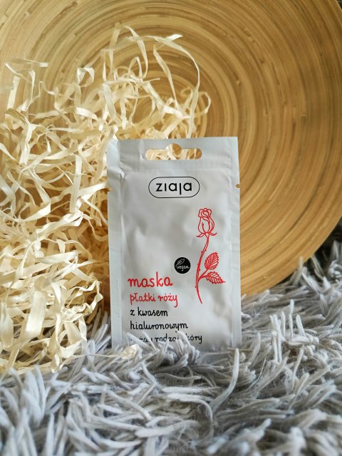 Płatki róży w maseczce 