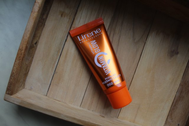 Lirene Dermoprogram, Vitamin C Glow, Podkład do twarzy, Rozświetlający, nr 002 Beige