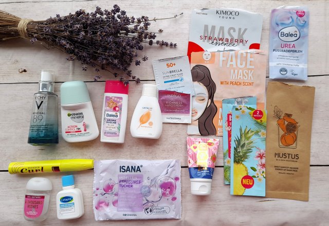 Denkowanie część druga :) Grudzień, kosmetyki w świątecznych opakowaniach lub w świątecznych kolorach: czerwonym, zielonym i złotym 