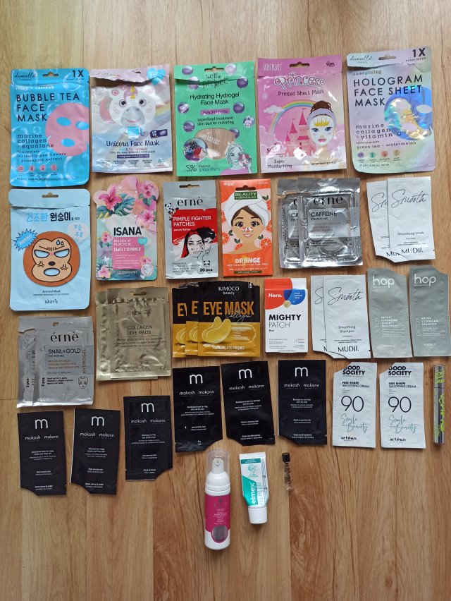 Denkowanie część druga :) Grudzień, kosmetyki w świątecznych opakowaniach lub w świątecznych kolorach: czerwonym, zielonym i złotym 