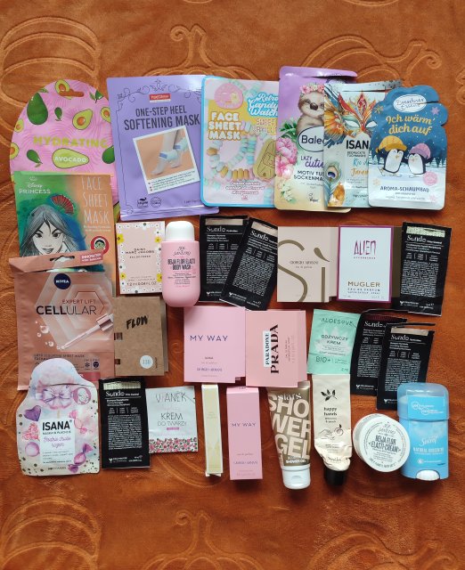 Denkowanie część druga :) Grudzień, kosmetyki w świątecznych opakowaniach lub w świątecznych kolorach: czerwonym, zielonym i złotym 