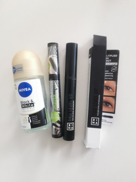 Denkowanie część druga :) Grudzień, kosmetyki w świątecznych opakowaniach lub w świątecznych kolorach: czerwonym, zielonym i złotym 